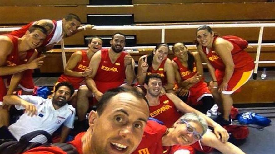 Juan Vasco, junto al resto de integrantes de los equipos masculino y femenino de baloncesto 3x3 de la selección española en Bakú.