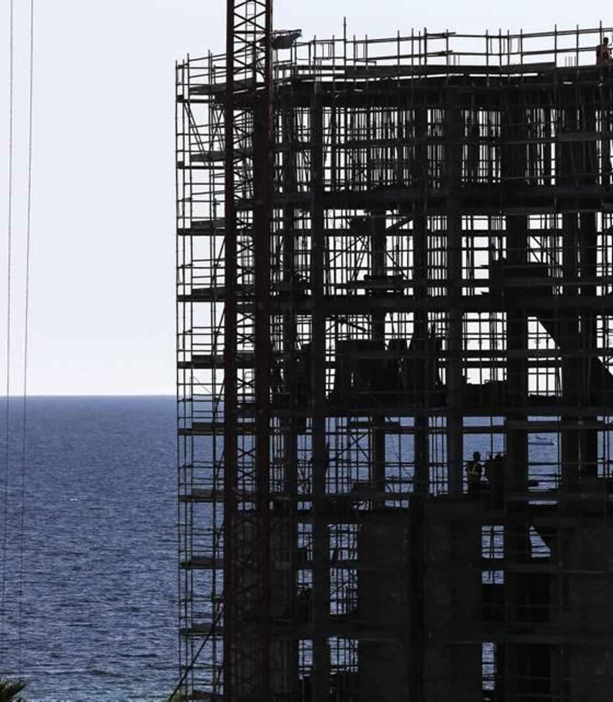 Mallorca vuelve a tener poco a poco obras y grúas.