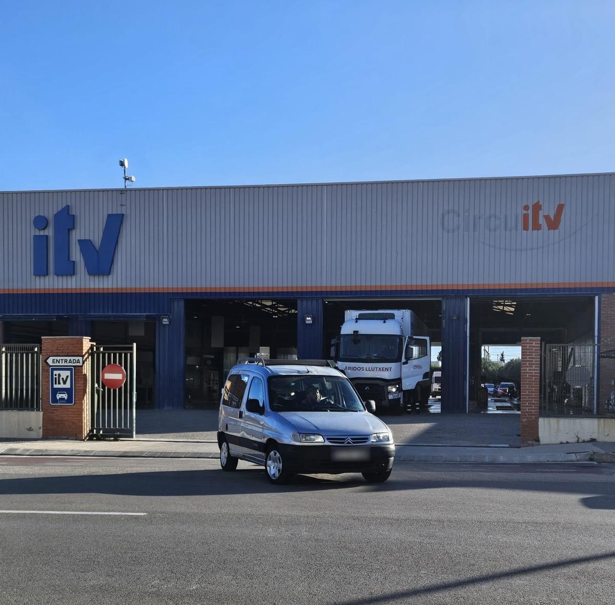 Un vehículo pasa la inspección técnica en Gandia.