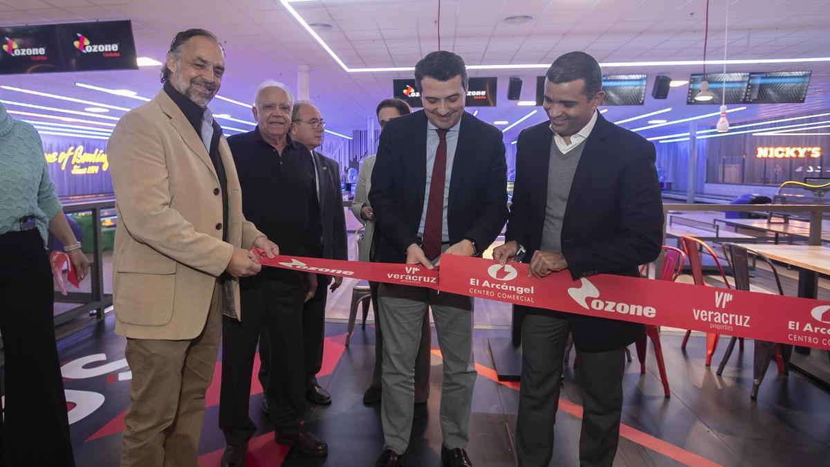 Corte de la cinta inaugural de la nueva bolera del Centro Comercial El Arcángel.