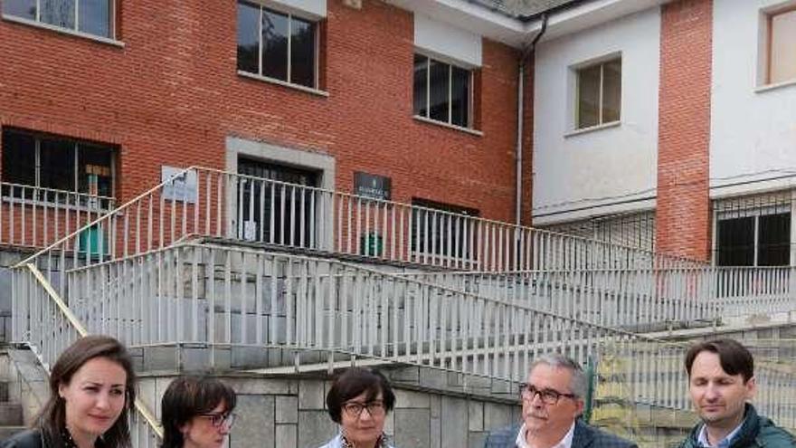 Delia Campomanes, Carmen Estrada (jefa de estudios), Montse Sariego, Aníbal Vázquez y Antonio Iglesias, en el colegio de Santullano.