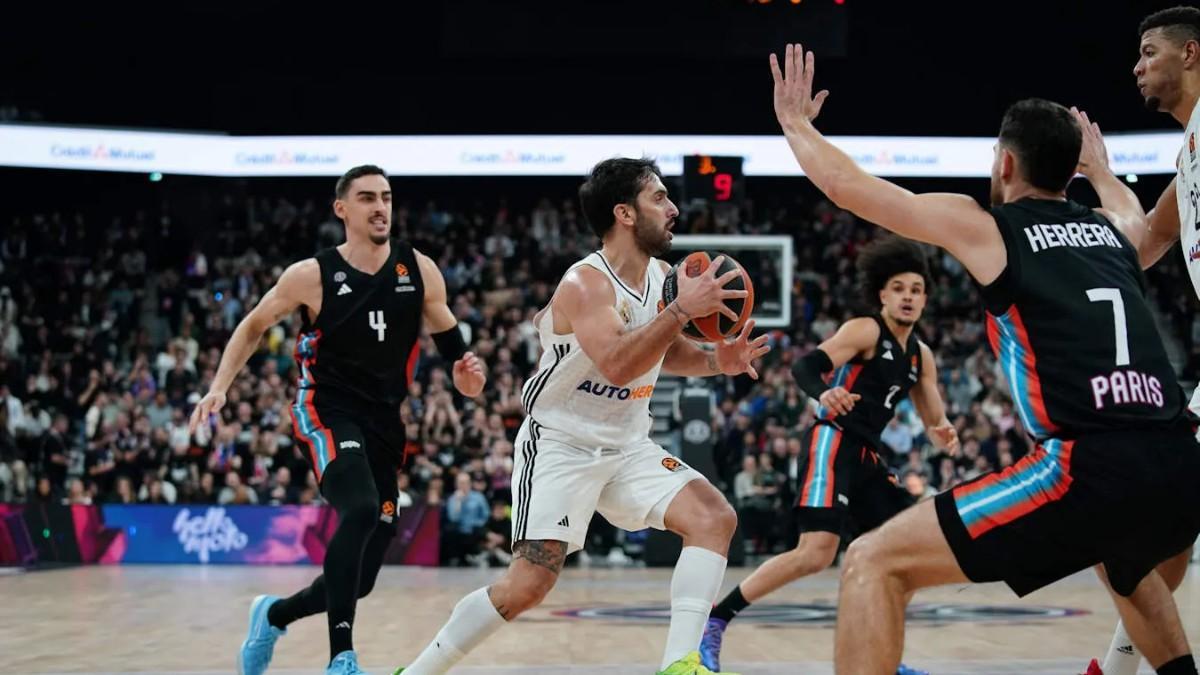 Facundo Campazzo, en el partido de la primera vuelta disputado en el Adidas Arenas de París