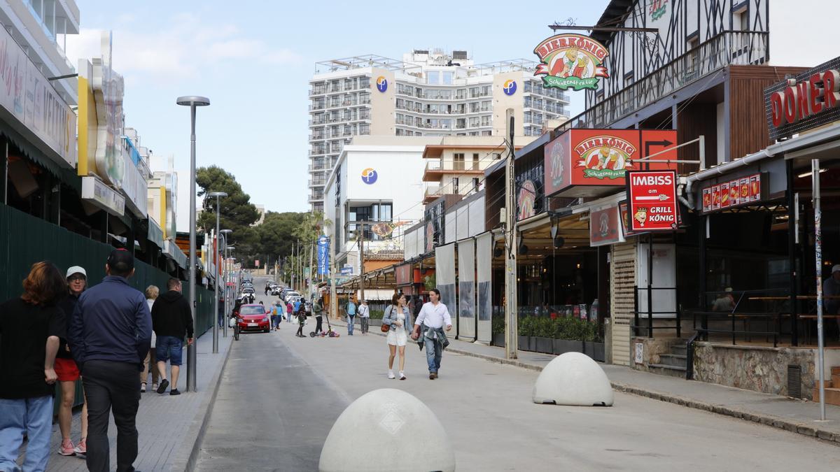 Volle Cafés, gezügelte Schinkenstraße: So sieht es an der Playa de Palma vor Ostern auf Mallorca aus