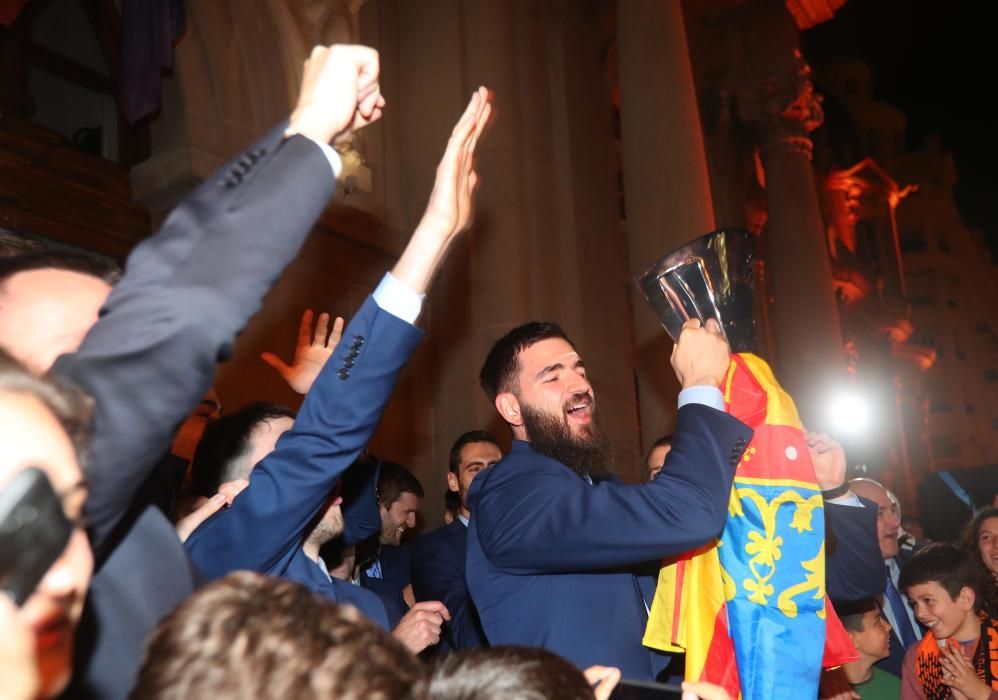 Celebración del triunfo en la Eurocup del Valencia Basket en València