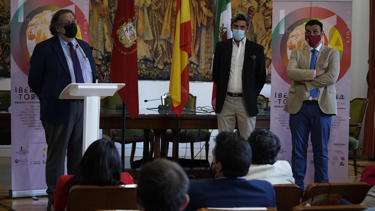 Autoridades e invitados en el acto de inauguración de la exposición celebrado en el Ayuntamiento