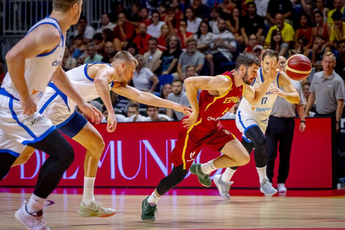 Brizuela, in an action in the first half before the Czech Republic