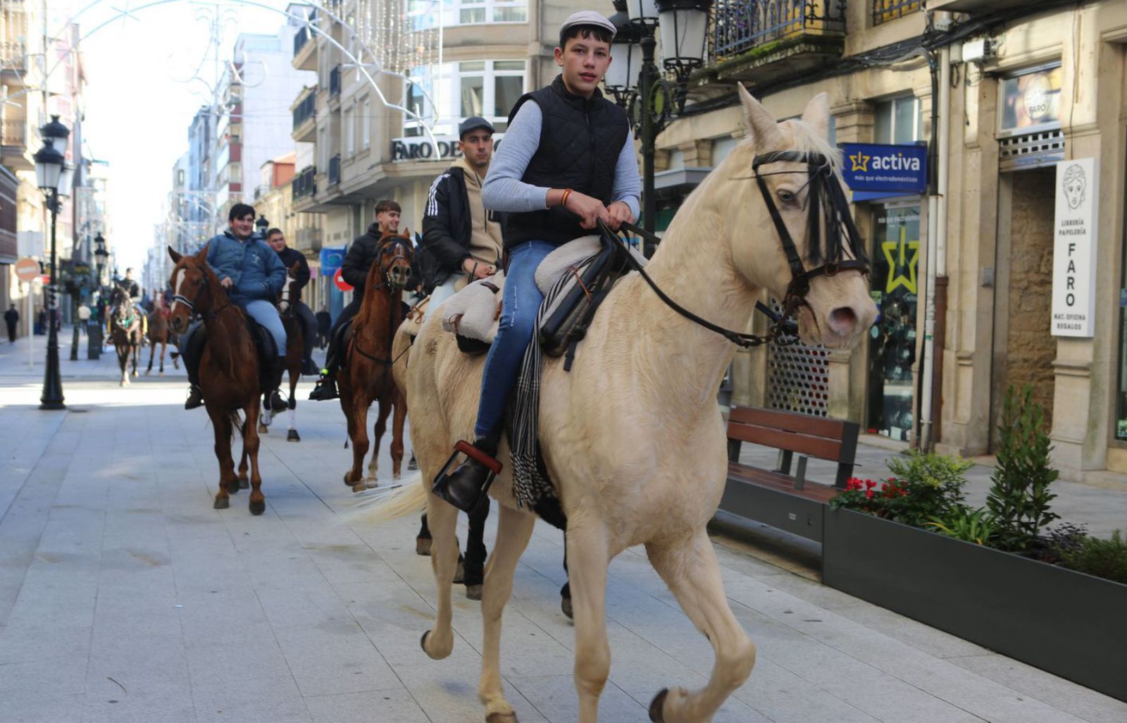 Paseo por el centro de las calles de A Estrada de los participantes. |  Bernabé/Ángel Abeledo