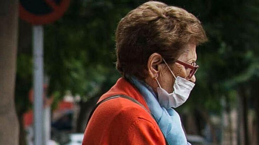 Una mujer pasea por el centro de Santa Cruz de Tenerife.