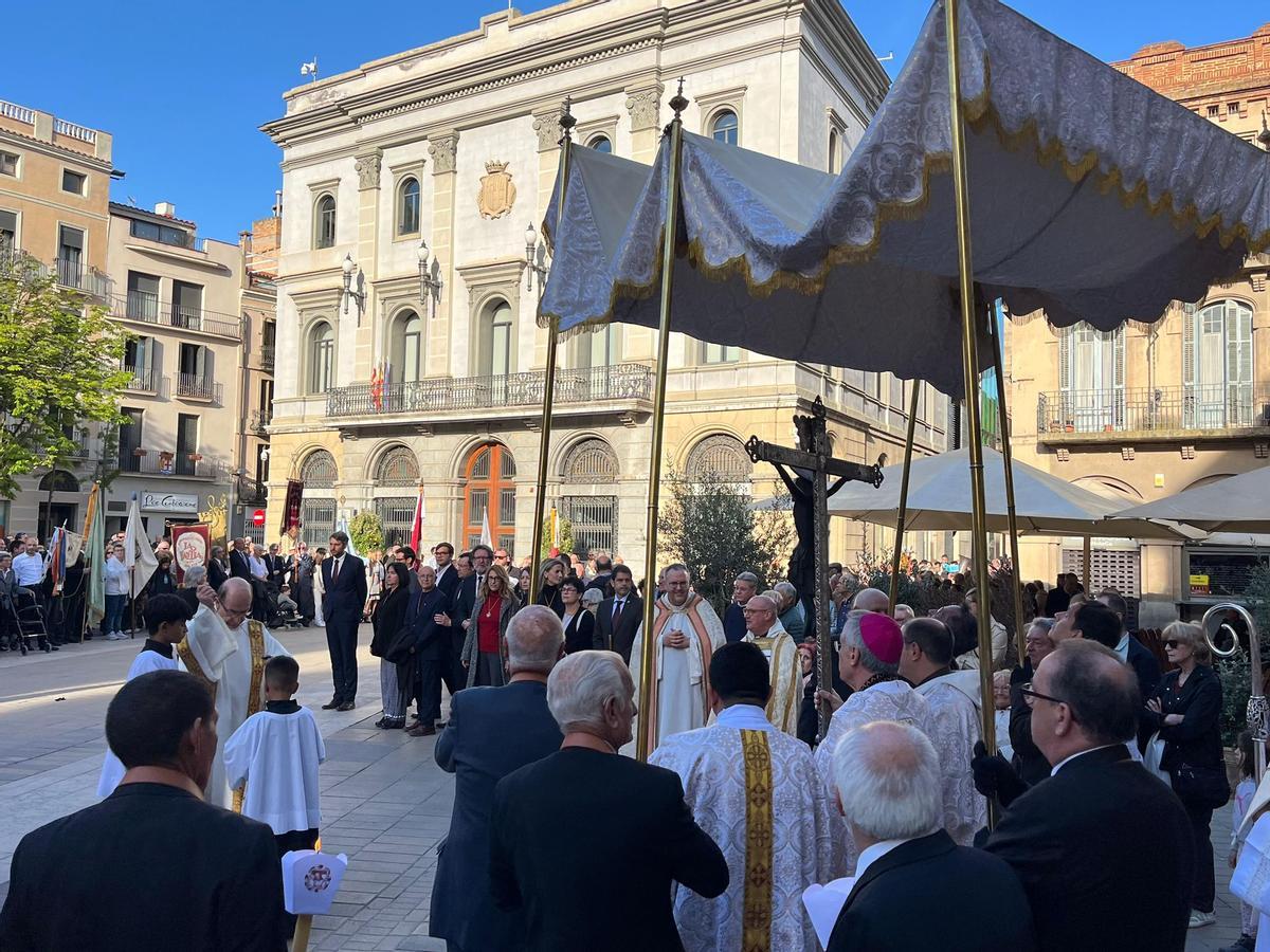 La processó del Sant Crist a la plaça de l'Ajuntament