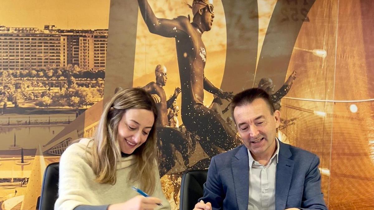 Firma del convenio entre Caixa Popular y la FDM.