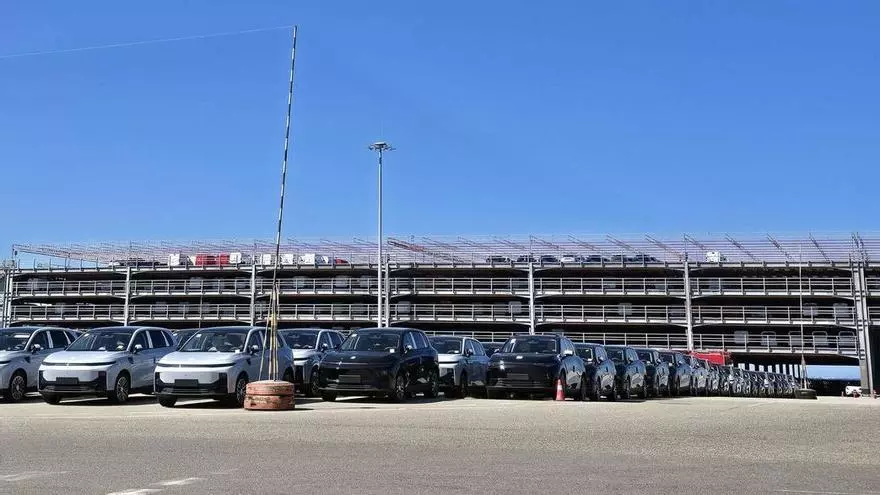 Cientos de coches de Leapmotor en la terminal de Ro-Ro de Bouzas