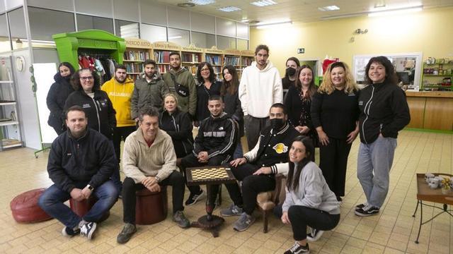 Responsables y trabajadores de Emaús, ayer, en el local de la avenida de Lugo. | María Fuentes