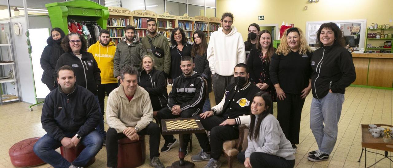 Responsables y trabajadores de Emaús, ayer, en el local de la avenida de Lugo. | María Fuentes