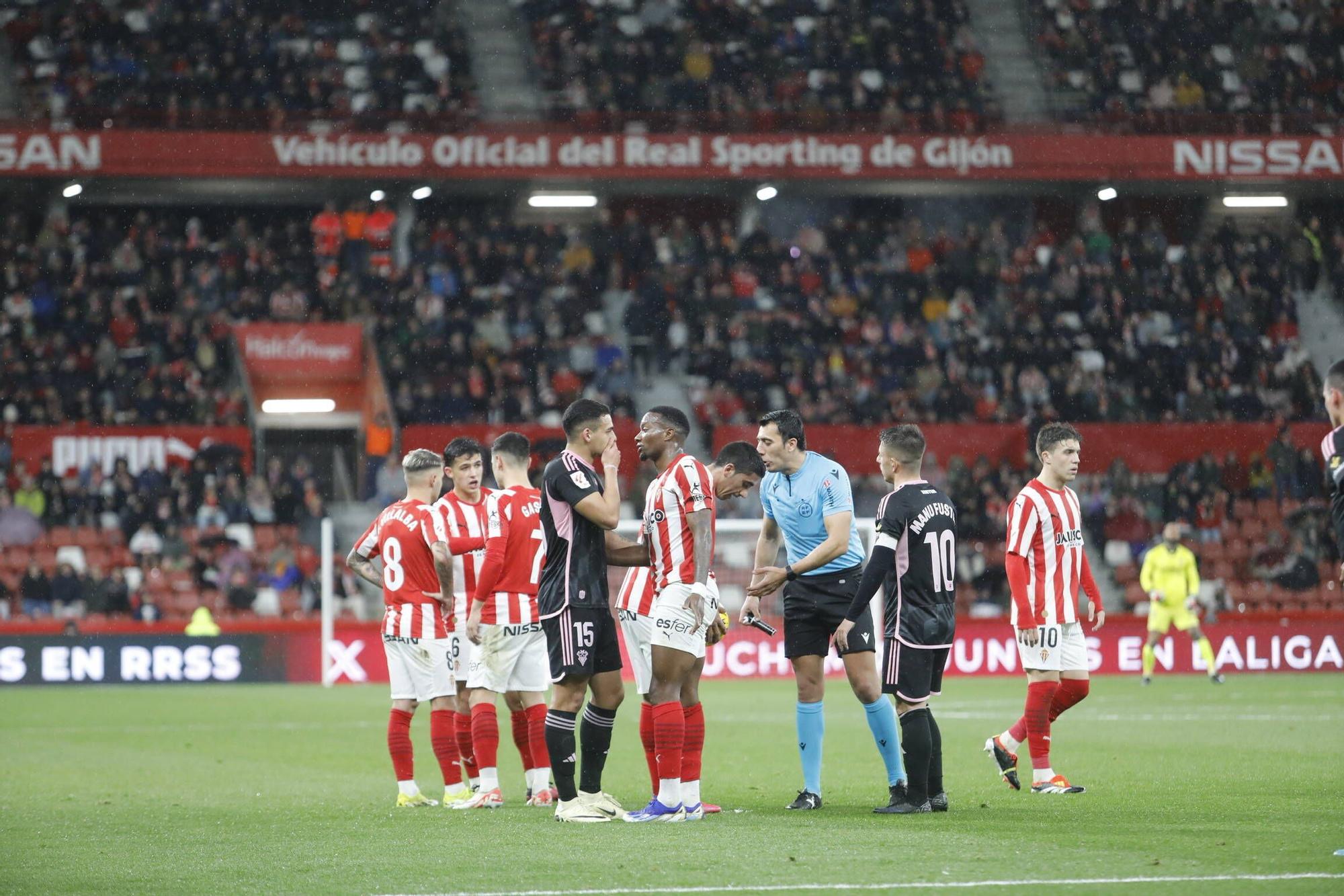 EN IMÁGENES: Partido y ambiente del Sporting-Albacete en El Molinón