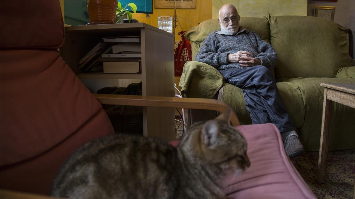  Entrevista a Arcadi Oliveres mirando a su gata Tomasa, en su casa.