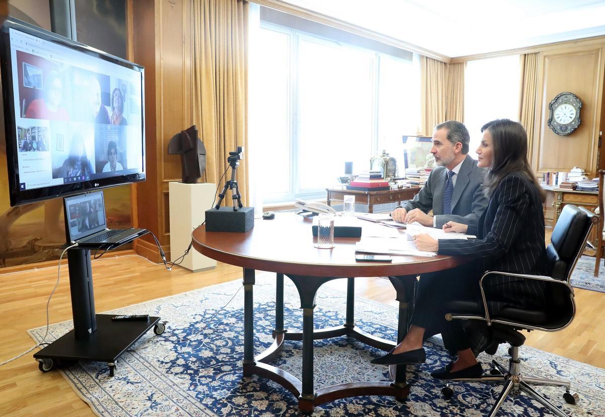 Los reyes Felipe y Letizia, durante una videollamada desde Zarzuela