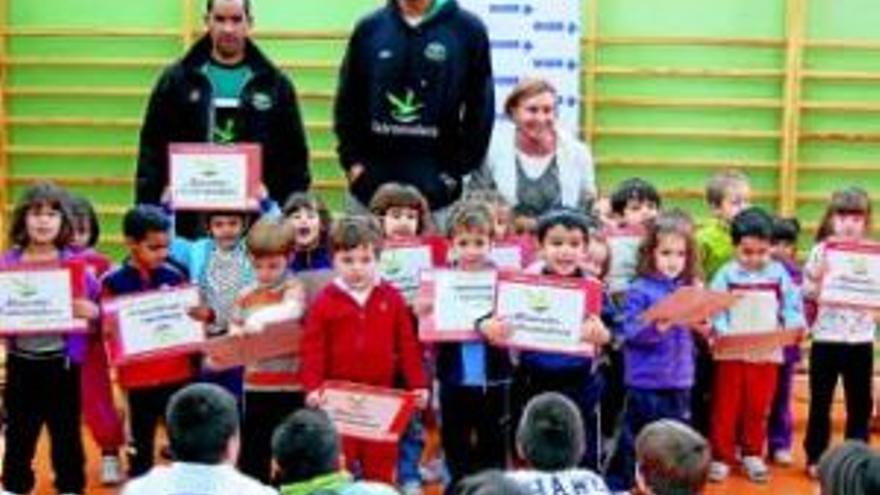 Cherry y McCoy, con los niños del colegio Moctezuma