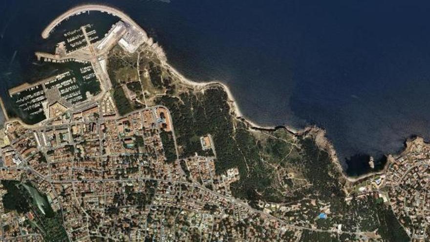 Vista aèria de la zona militar, a tocar el port.