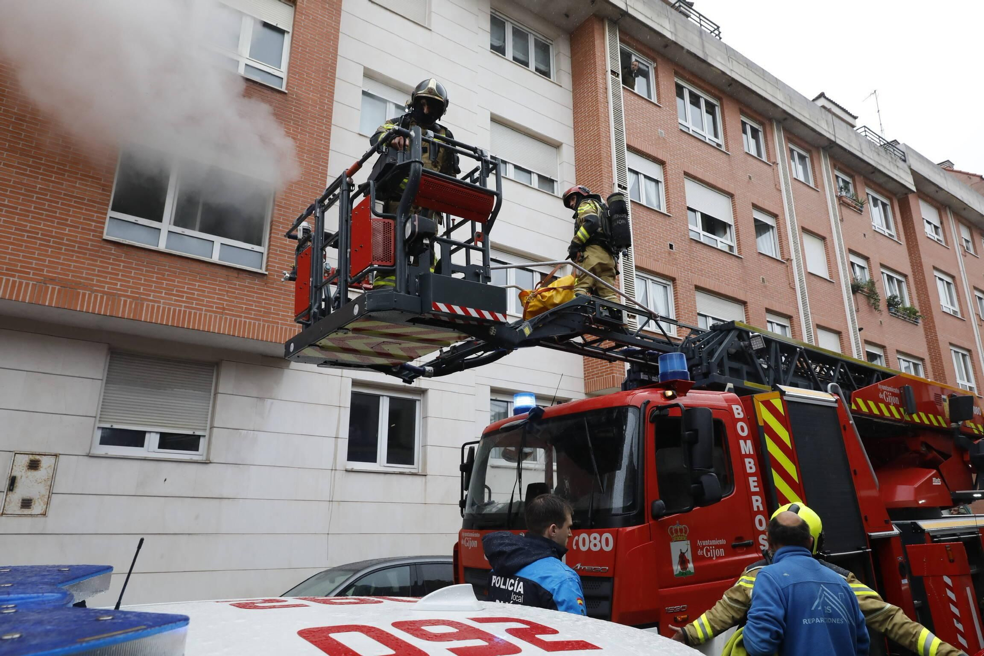 Un incendio en Gijón obliga a desalojar a varios vecinos (en imágenes)