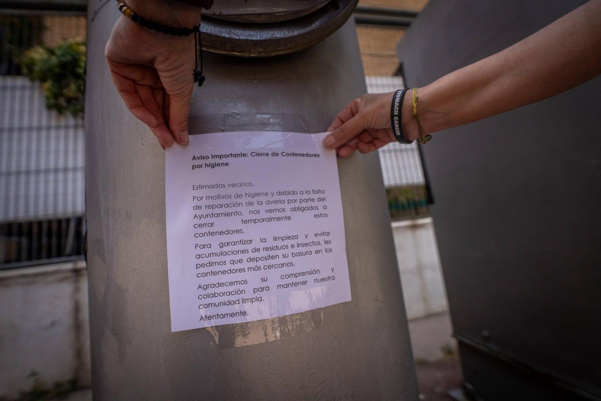 Un cartel colgado por los vecinos que advierte de una avería en unos buzones de recogida neumática en la plaza Ramon Calsina, en Barcelona.