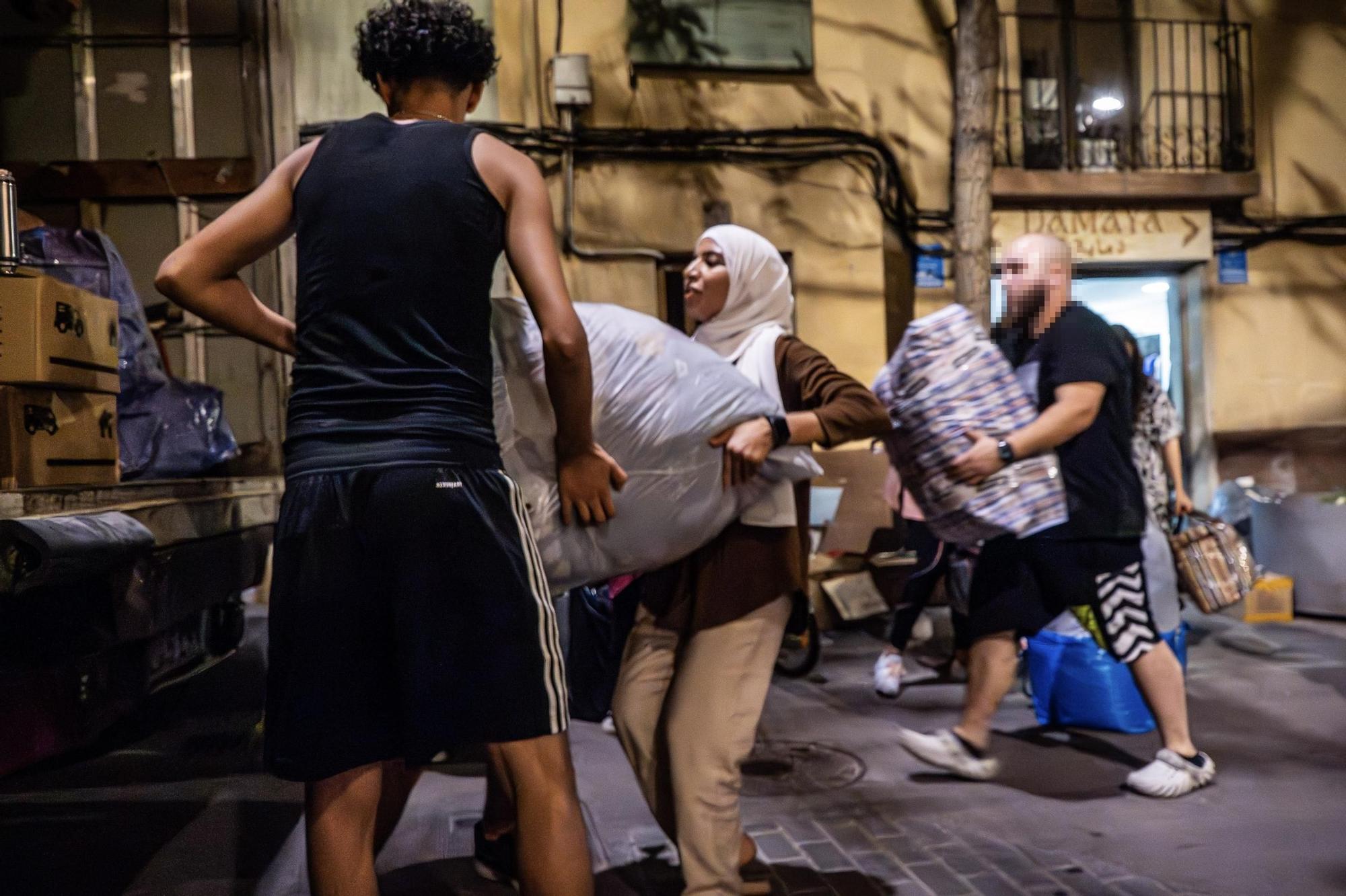 Mobilització veïnal a Manresa per ajudar el Marroc, en imatges