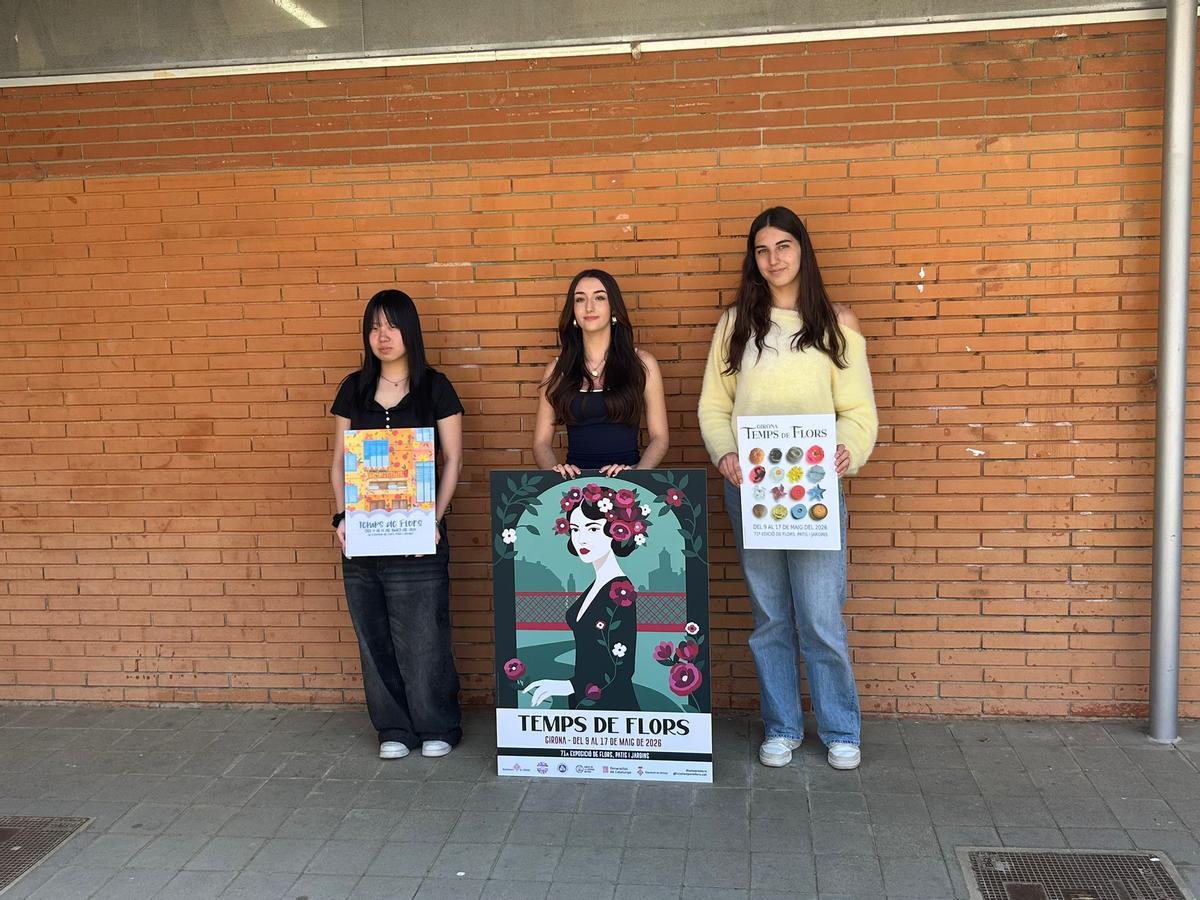 (D'esquerra a dreta), Shanshan Wan (segon premi), Berta Bermúdez (guanyadora) i Taís Coll (tercer premi) amb els seus cartells.