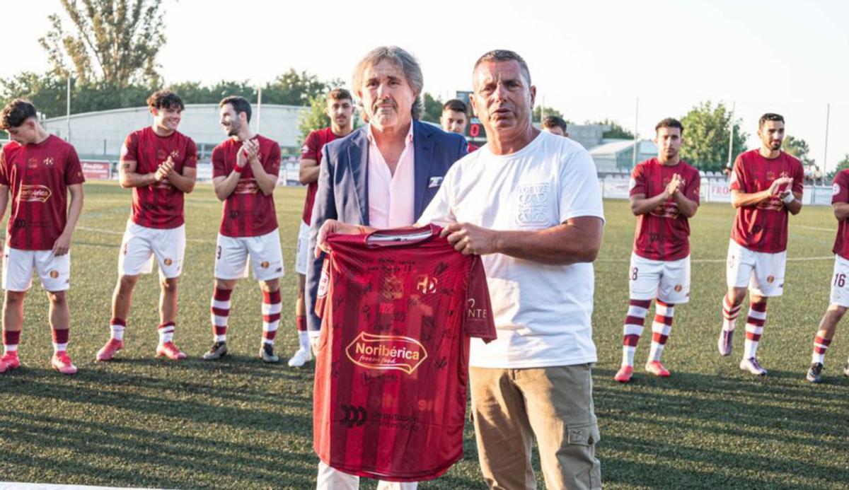 Manuel Castro fue obsequiado con una camiseta. |  Jesús Figueroa