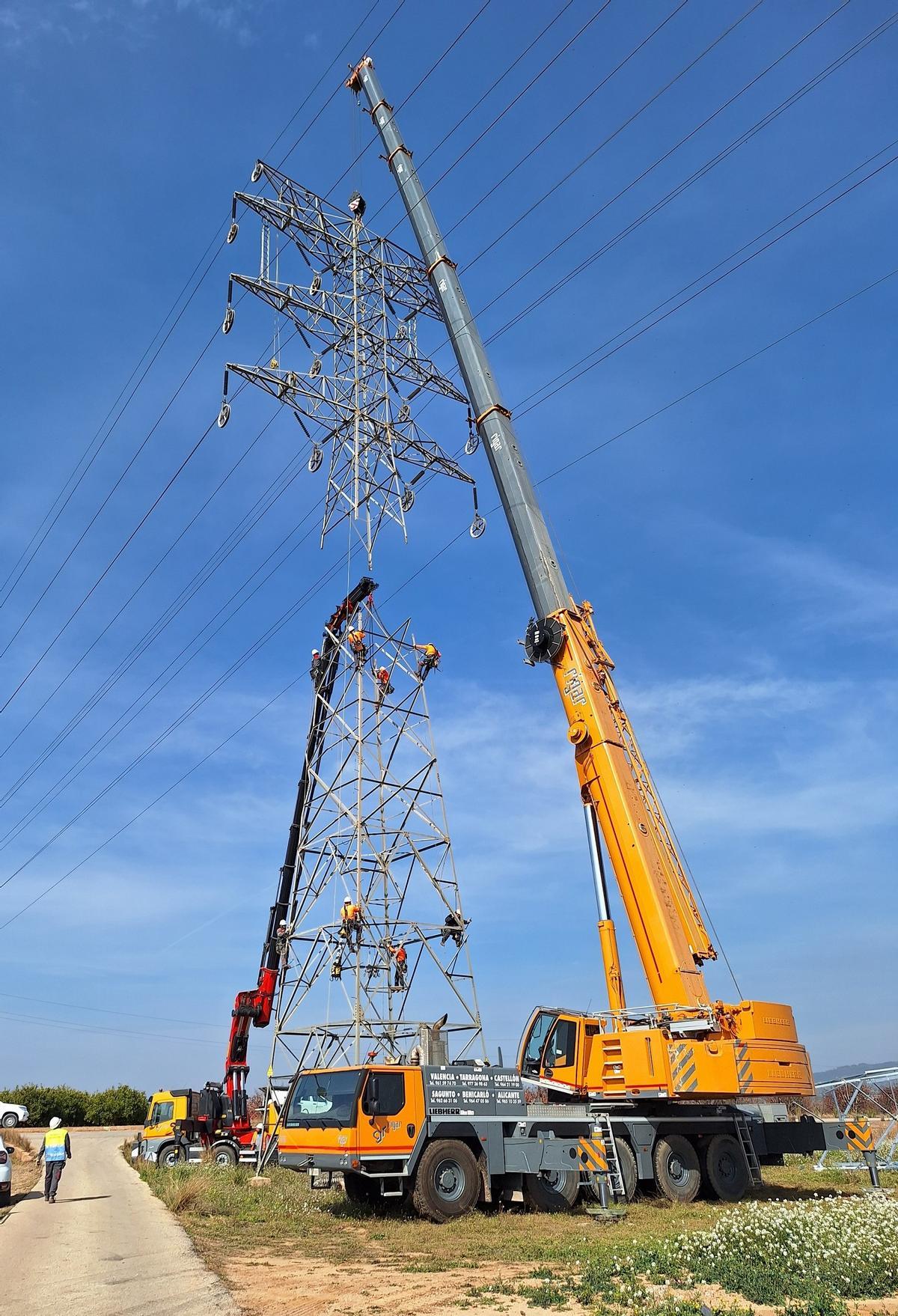 Trabajos en una torre de alta tensión de Iberdrola en Carlet tras la dana