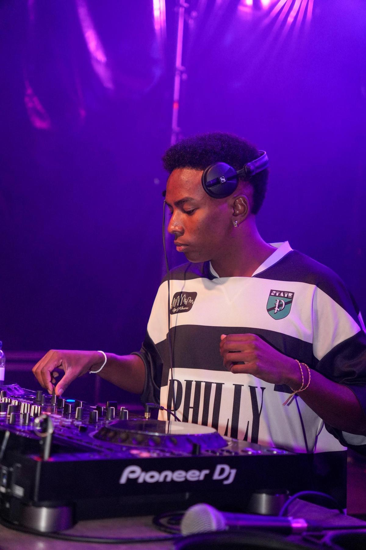 Anuar Rabat, fent de DJ en un local.