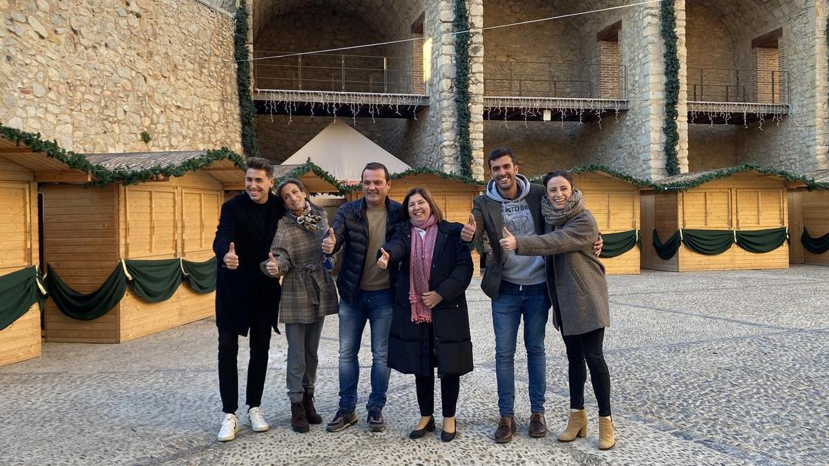 Las embajadoras, el alcalde y el concejal de Cultura de Peñíscola, con la delegación de Mojácar, durante una visita a la localidad castellonense.