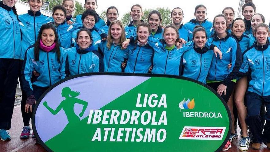 Las chicas de la Gimnástica, en la primera jornada de Primera División en el CGTD. // FdV