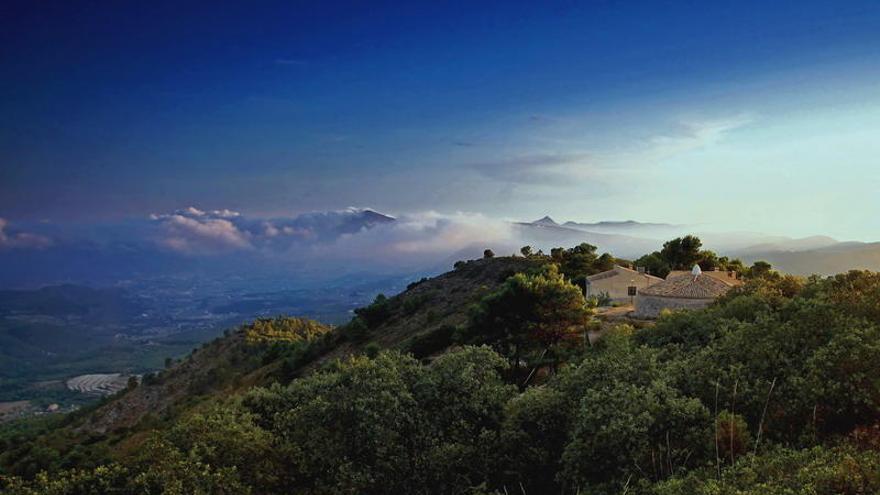 Imagen del nevero del siglo XIX junto al hotel Pou de la Neu, que reabrirá este verano sus puertas tras tres años clausurado.