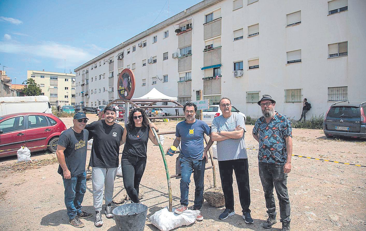 Colaboradores del proyecto de rehabilitación comunitaria, frente al bloque de La Soledat.