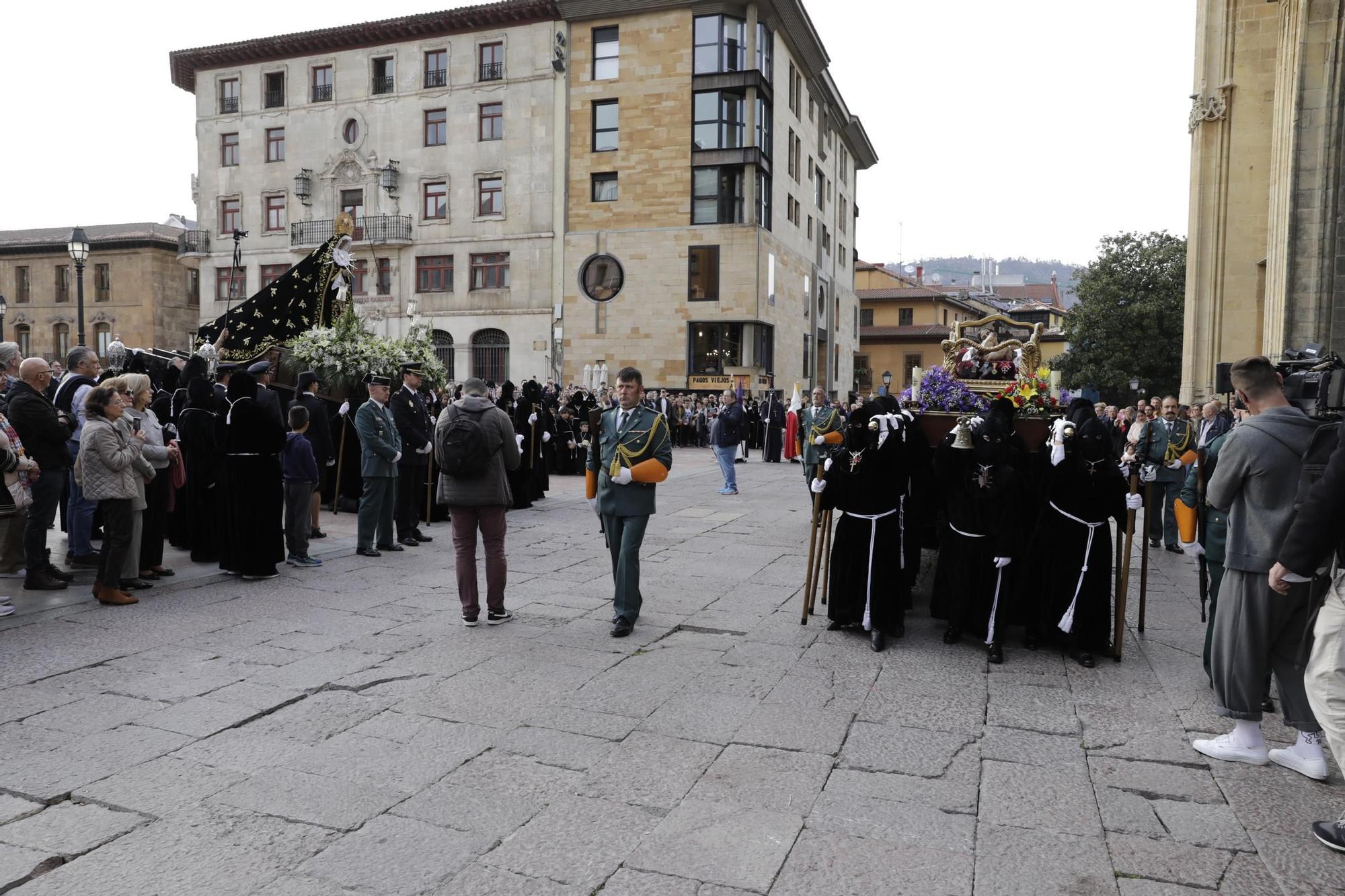 La procesión intergeneracional del Santo Entierro emociona Oviedo