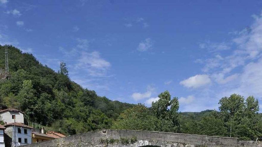 El puente de Puente de Arco (con bañistas), donde se realizará el homenaje a los primeros promotores del Descenso Folklórico.