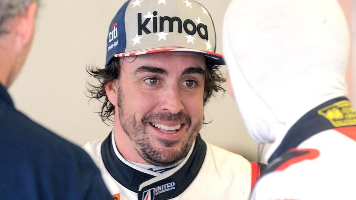 Fernando Alonso habla con uno de sus compañeros en Daytona.