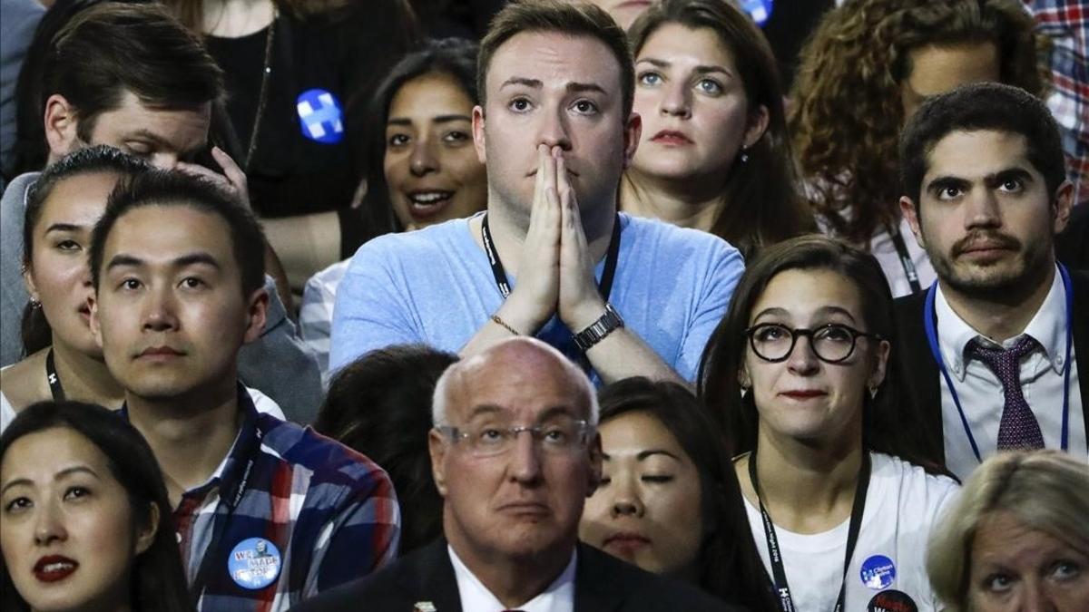 Seguidores de Hillary Clinton siguen los datos electorales en la sede electoral de Nueva York.