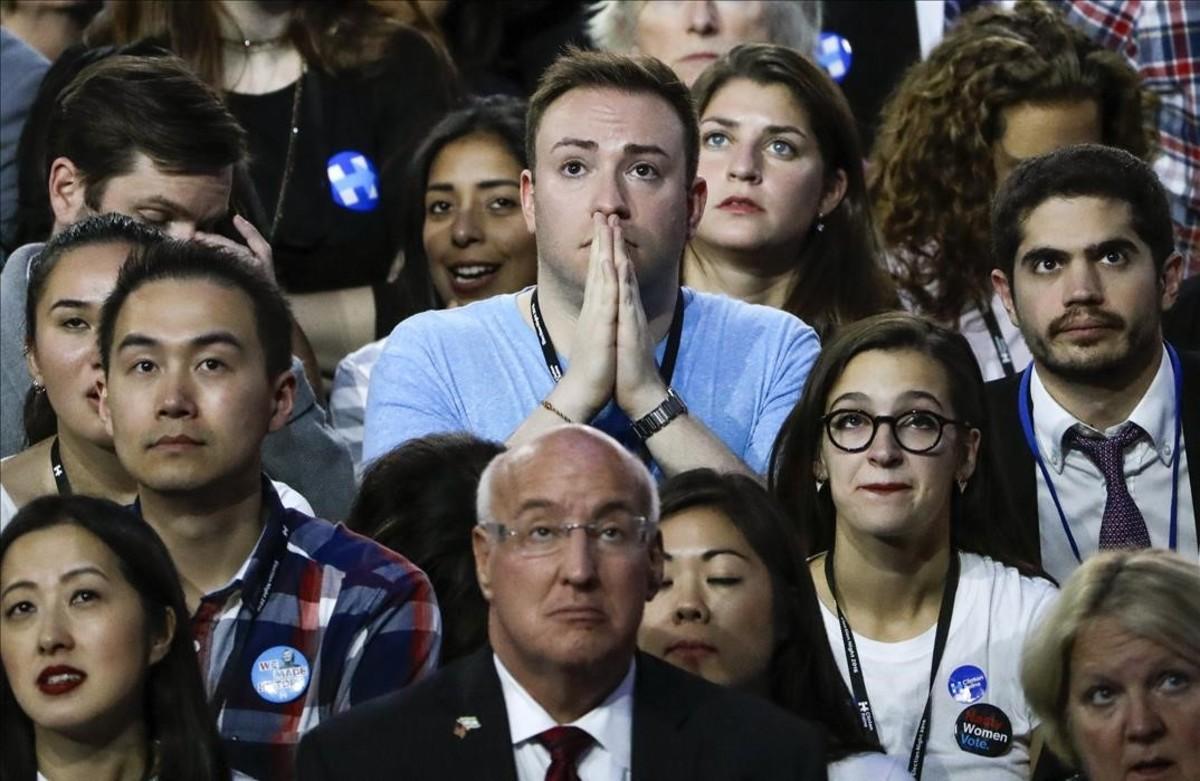 Seguidors de Hillary Clinton, pendents de les dades electorals a la seu electoral de Nova York.