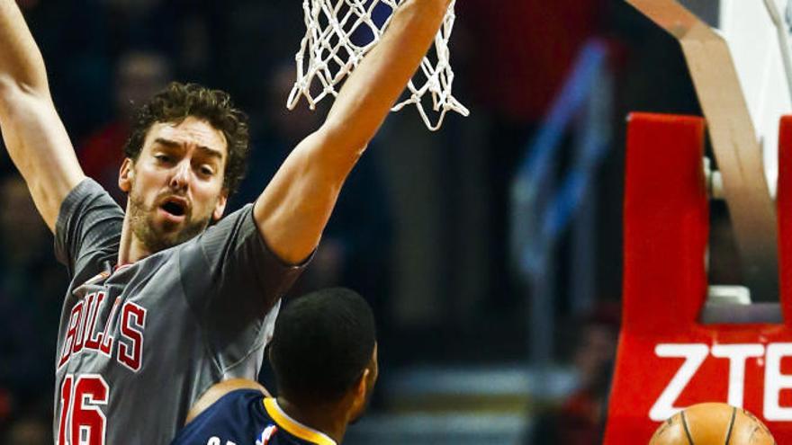 Pau Gasol intenta taponar a Paul George, de los Pacers.