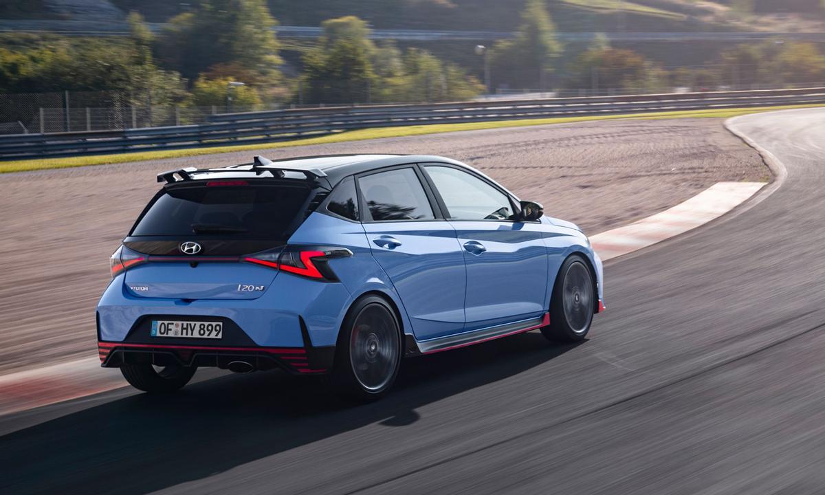 El alerón trasero, los detalles en rojo en la carrocería, las llantas exclusivas o los paragolpes personalizan al i20N.