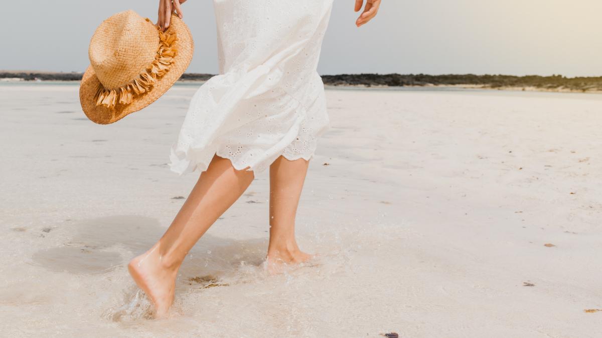 Mujer caminando en la playa