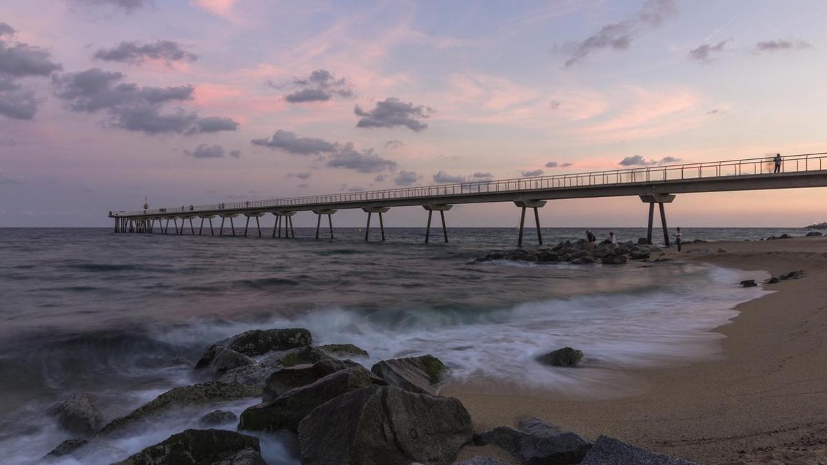 El puente del Petroli es uno de los lugares icónicos de Badalona, un antiguo pantalán ganado por los vecinos para sus paseos.