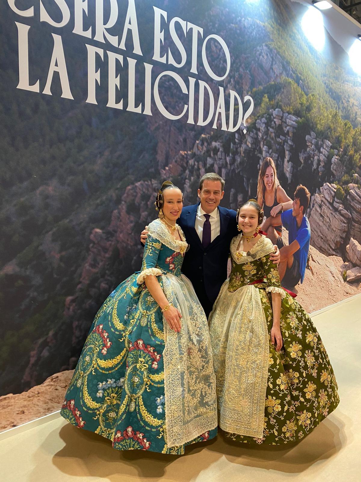 El alcalde Roger Cerda y las falleras mayores de Xàtiva, en Fitur.