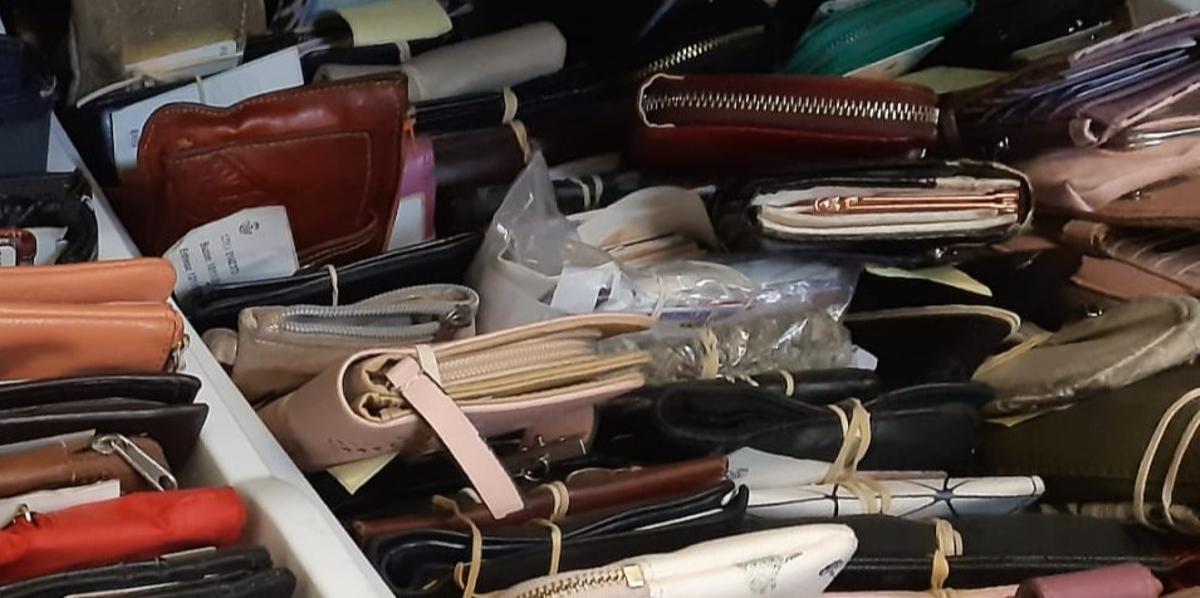 Carteras apiladas en la Oficina de Objetos perdidos del Ayuntamiento de Madrid
