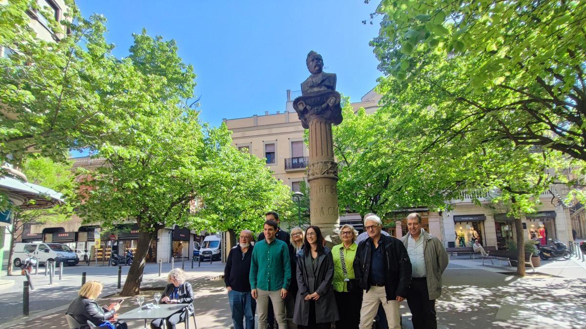 Grup d'organitzadors dels actes de l'Any Clavé a Manresa davant l'estàtua del fundador del moviment coral