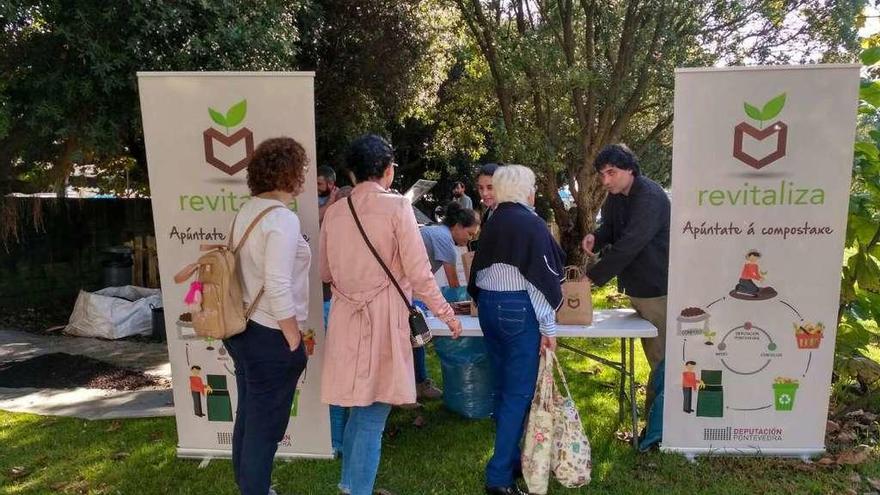 Entrega de compost a varios vecinos. // Fdv