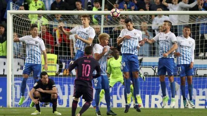 Messi, fent un xut de falta dissabte passat a La Rosaleda en la derrota contra el Màlaga.