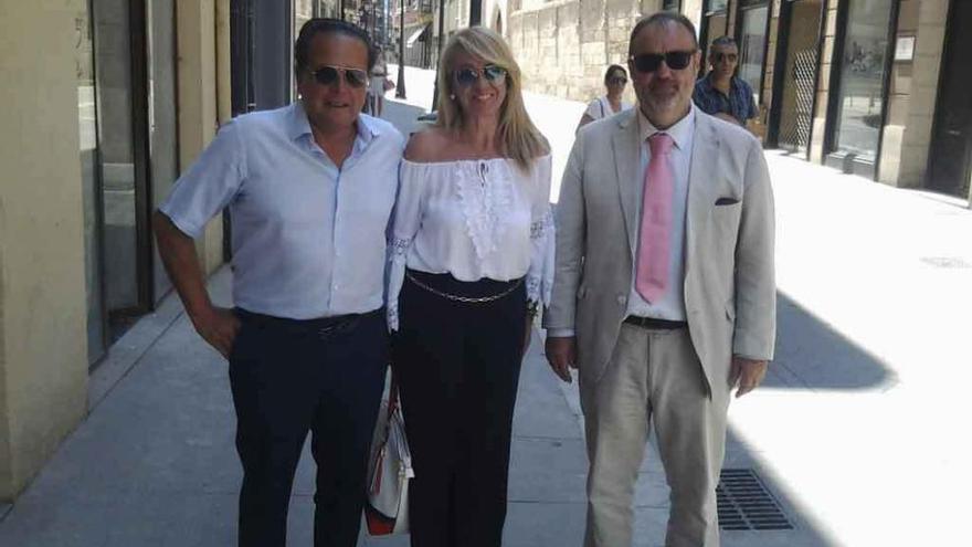 Mario Amilivia, María García Fonseca y Fernando Rey, en la calle de San Torcuato.