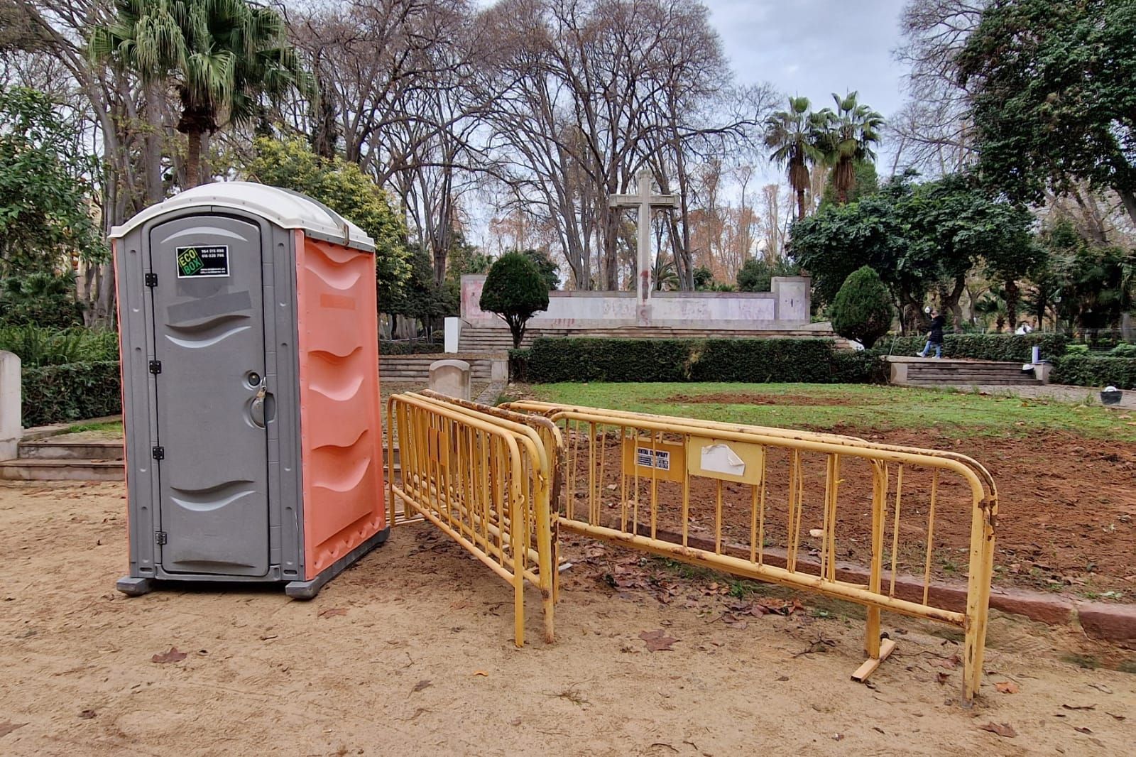 Comienzan los trabajos en el Parque Ribalta para retirar la cruz