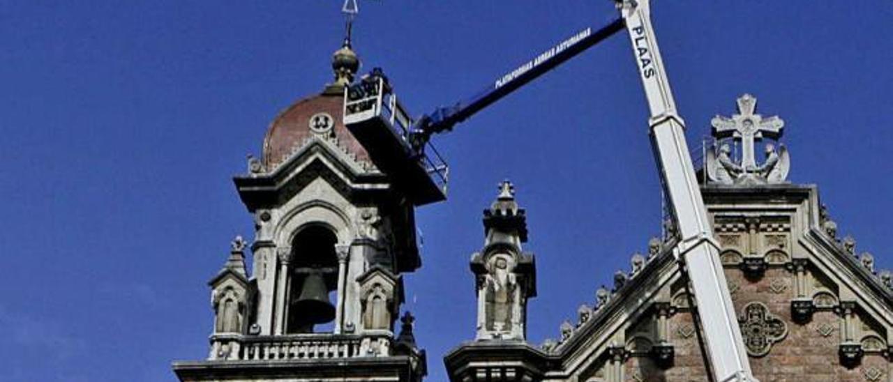 VÍDEO: San Juan culmina dos años de obras con la colocación de la cruz de una de las torres